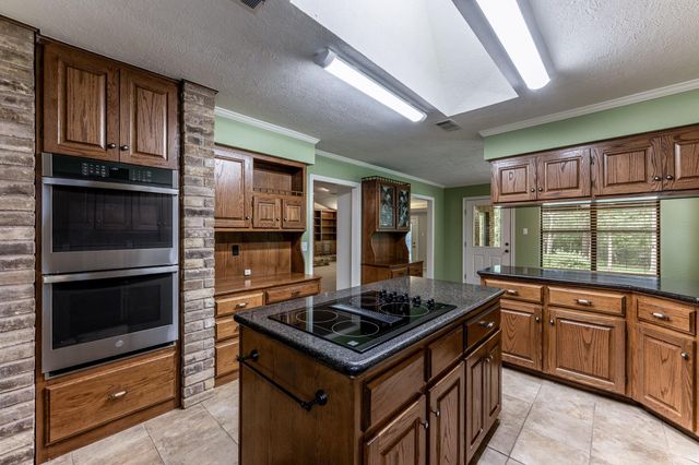 104 Oakview Circle, Huntsville, TX 77340