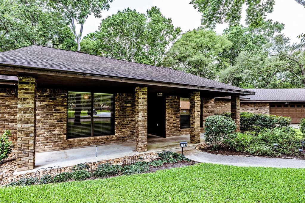 104 Oakview Circle, Huntsville, TX 77340
