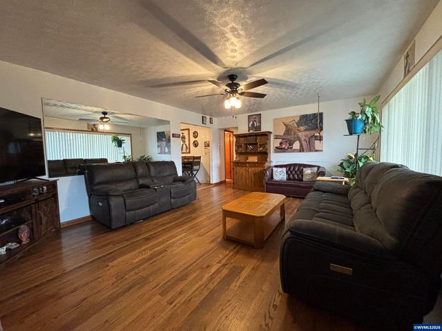 805 Tierra Dr NE, Salem, OR 97301