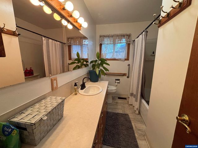 805 Tierra Dr NE, Salem, OR 97301