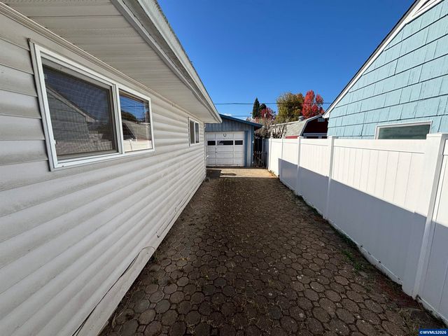 805 Tierra Dr NE, Salem, OR 97301