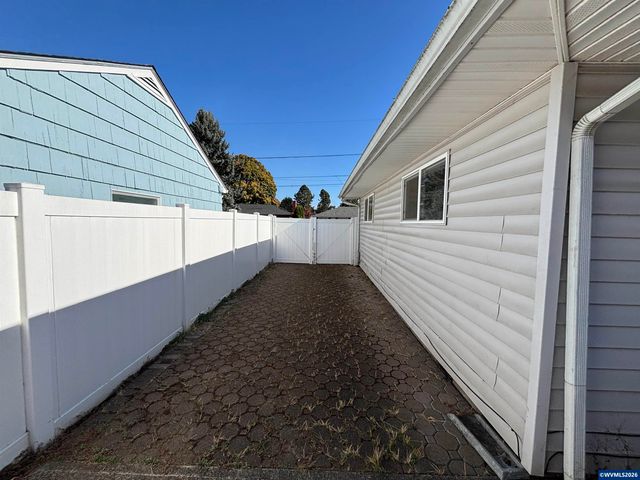 805 Tierra Dr NE, Salem, OR 97301