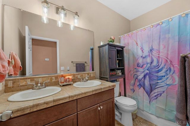 1379 W Ambassador Way, Hanford, CA 93230