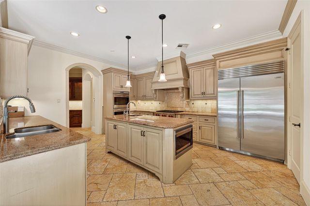 2400 Avalon Place, Houston, TX 77019