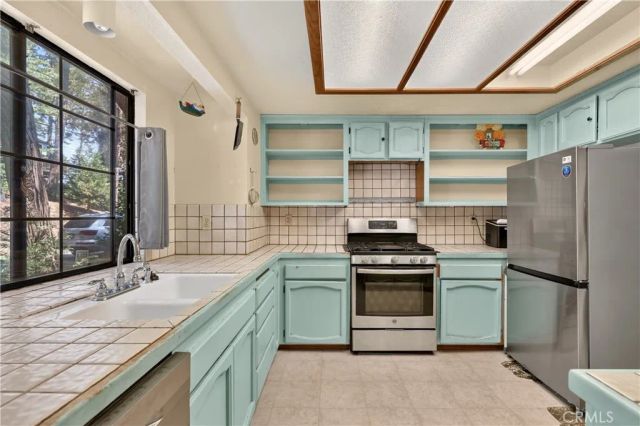 1039 Lausanne, Crestline, CA 92325