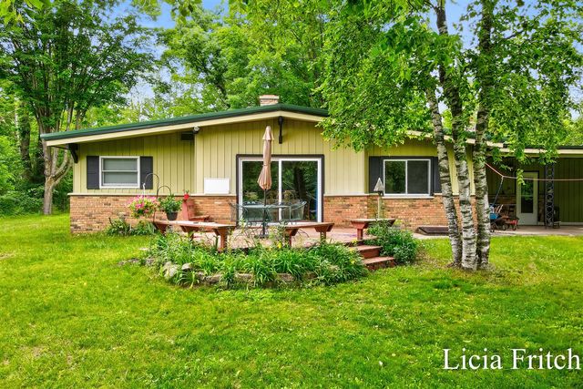 9016 E M 20, Hesperia, MI 49421