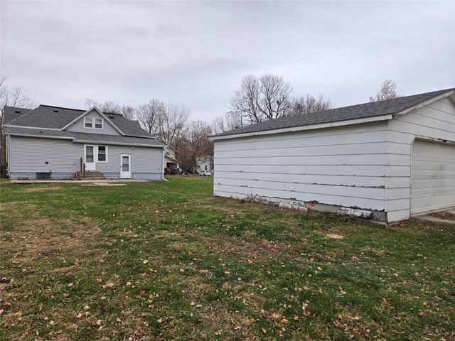 460 NE Sycamore Avenue, Earlham, IA 50072