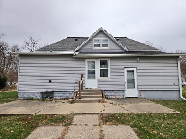 460 NE Sycamore Avenue, Earlham, IA 50072