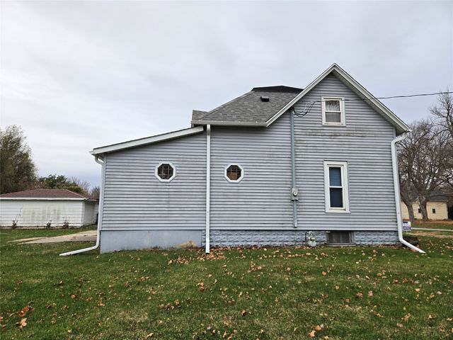 460 NE Sycamore Avenue, Earlham, IA 50072