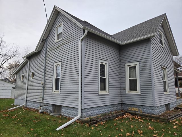 460 NE Sycamore Avenue, Earlham, IA 50072