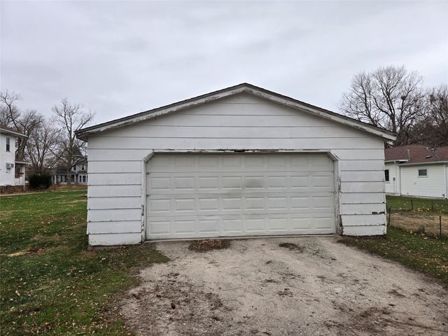 460 NE Sycamore Avenue, Earlham, IA 50072