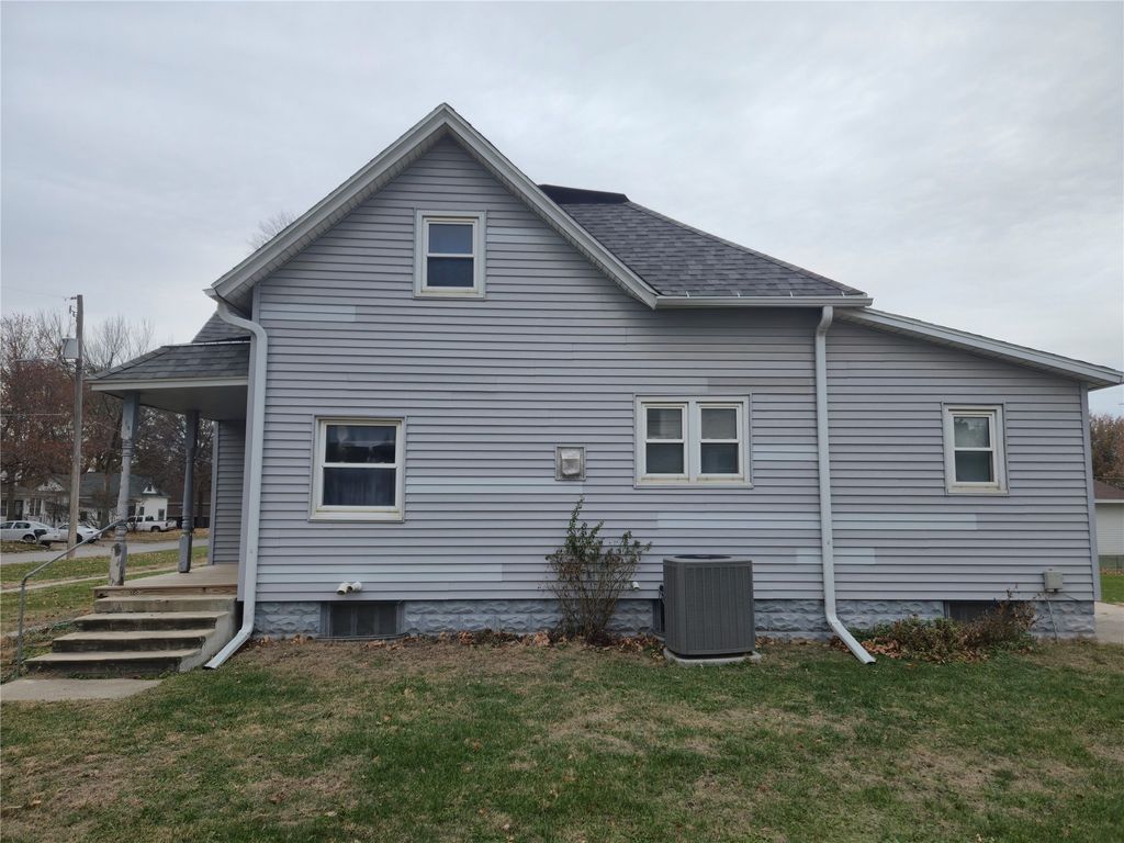 460 NE Sycamore Avenue, Earlham, IA 50072
