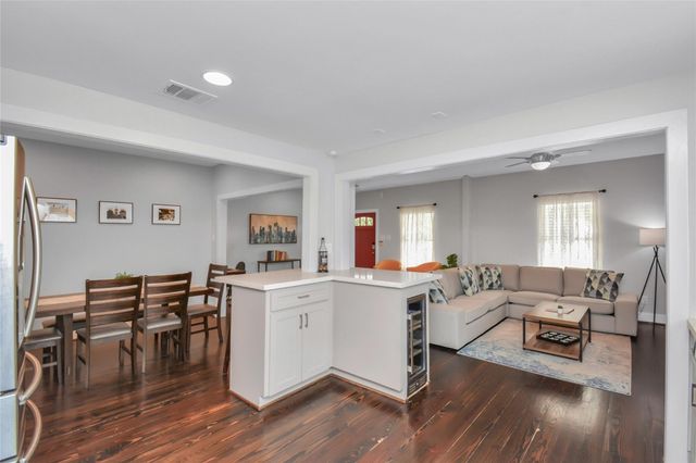 5705 Cochran Street, Houston, TX 77009