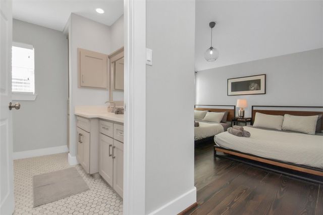 5705 Cochran Street, Houston, TX 77009