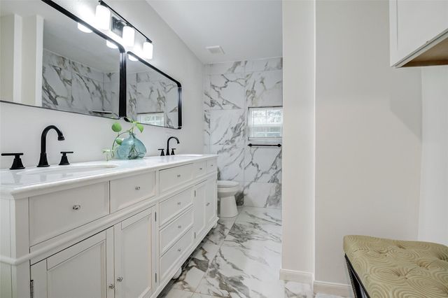 706 Beaumont St, Anahuac, TX 77514