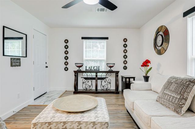 706 Beaumont St, Anahuac, TX 77514