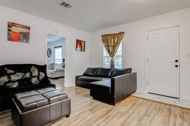 706 Beaumont St, Anahuac, TX 77514