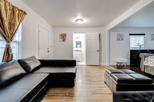 706 Beaumont St, Anahuac, TX 77514