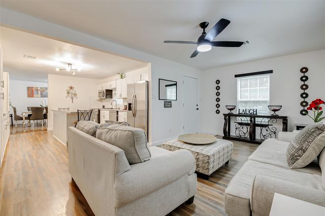 706 Beaumont St, Anahuac, TX 77514