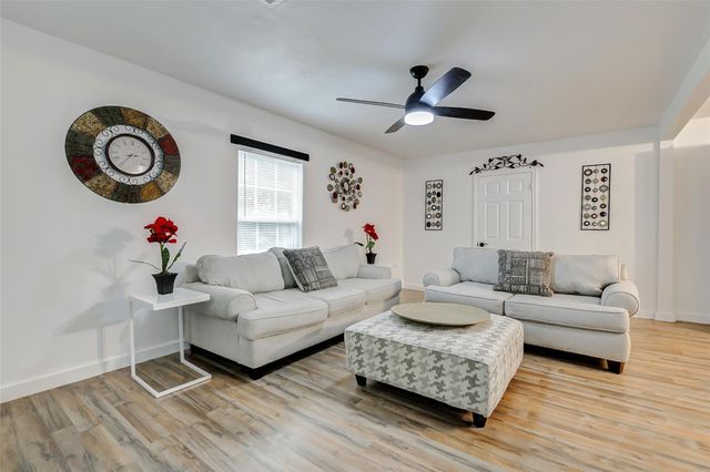 706 Beaumont St, Anahuac, TX 77514