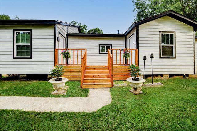 706 Beaumont St, Anahuac, TX 77514