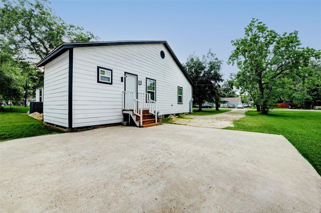 706 Beaumont St, Anahuac, TX 77514