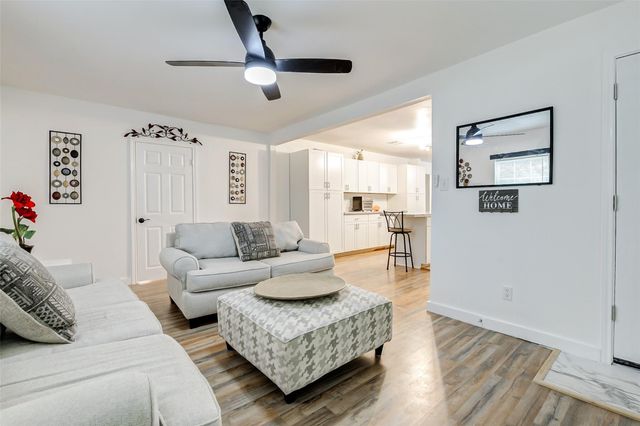 706 Beaumont St, Anahuac, TX 77514