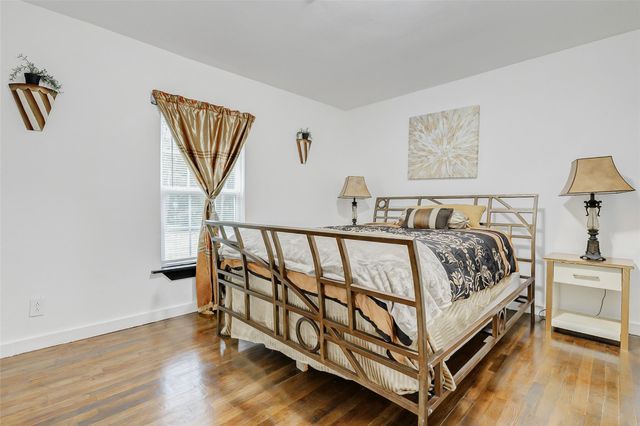 706 Beaumont St, Anahuac, TX 77514