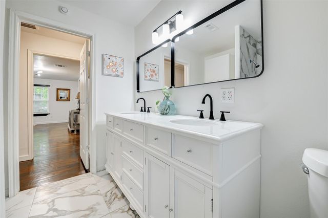 706 Beaumont St, Anahuac, TX 77514