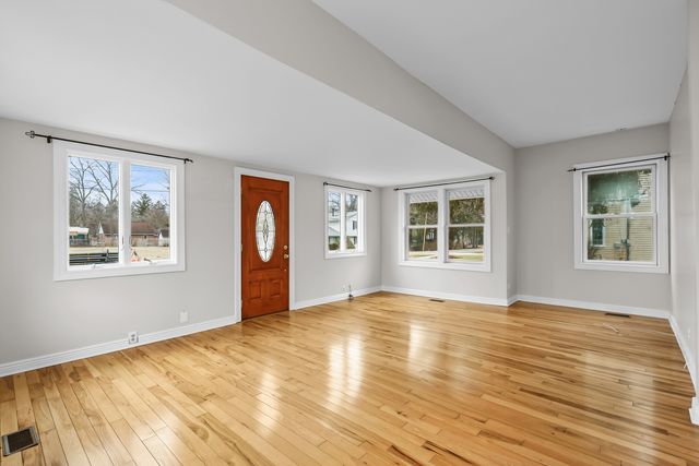 113 Gladys Avenue, Fox River Grove, IL 60021