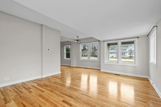 113 Gladys Avenue, Fox River Grove, IL 60021