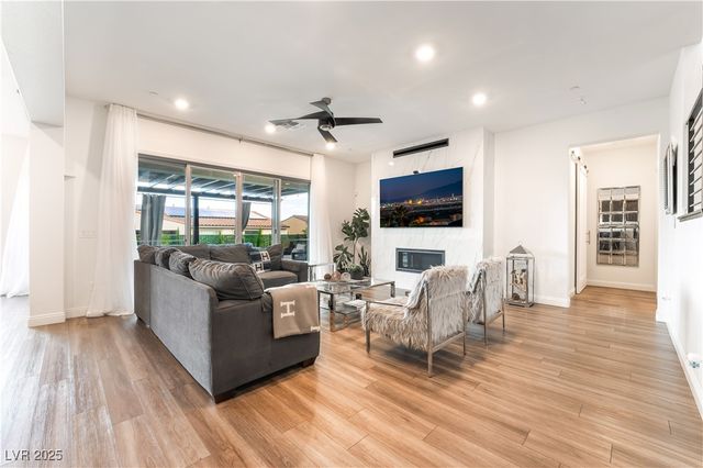 212 Harris Peak Street, Las Vegas, NV 89138