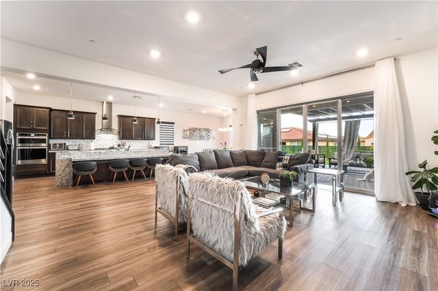 212 Harris Peak Street, Las Vegas, NV 89138