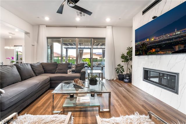 212 Harris Peak Street, Las Vegas, NV 89138