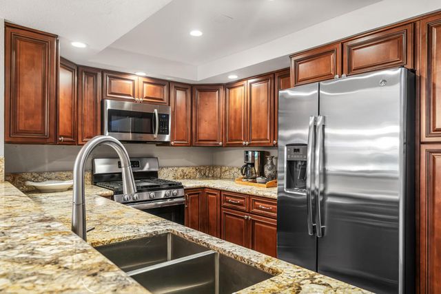 215 Calle Bravo, Palm Springs, CA 92264