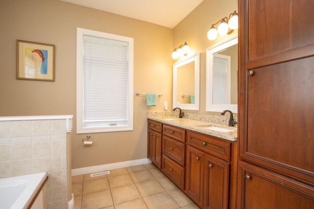 2346 Abbywood Lane, North Mankato, MN 56003