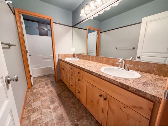 146 Ne AMERICAN Dr, Mc Minnville, OR 97128