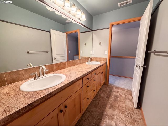 146 Ne AMERICAN Dr, Mc Minnville, OR 97128