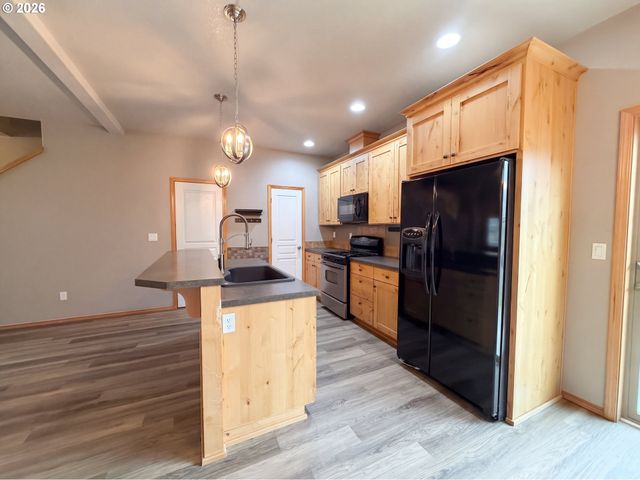 146 Ne AMERICAN Dr, Mc Minnville, OR 97128