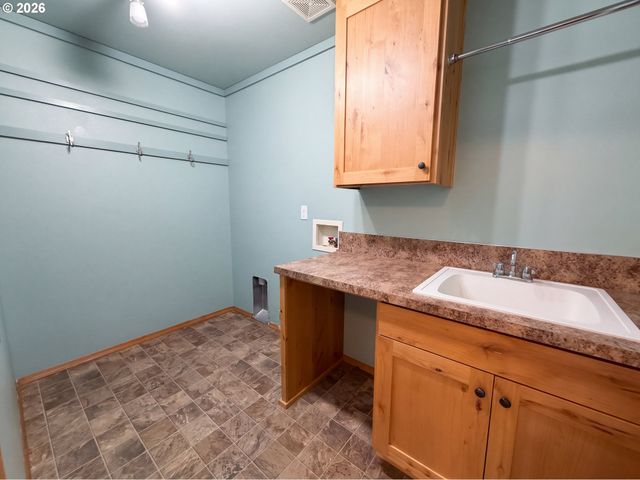 146 Ne AMERICAN Dr, Mc Minnville, OR 97128