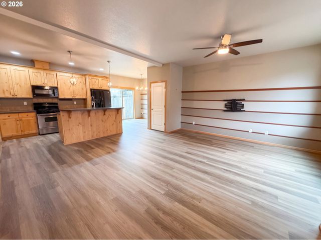 146 Ne AMERICAN Dr, Mc Minnville, OR 97128