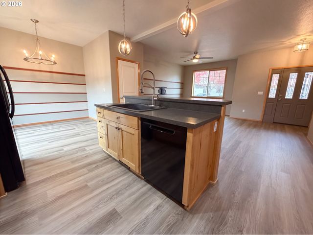 146 Ne AMERICAN Dr, Mc Minnville, OR 97128