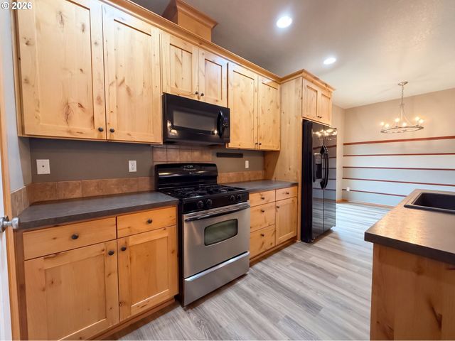 146 Ne AMERICAN Dr, Mc Minnville, OR 97128