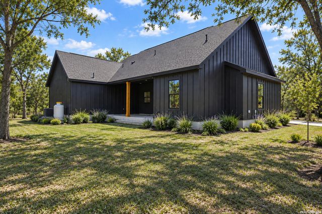 3515 County Road 676, Devine, TX 78016