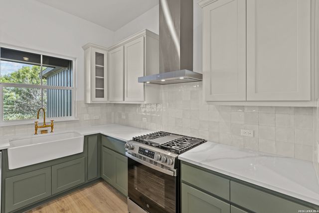 3515 County Road 676, Devine, TX 78016
