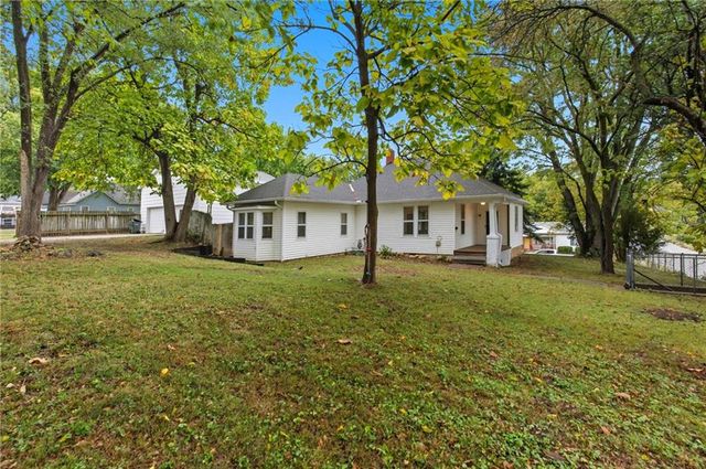 715 N 10th Street, Leavenworth, KS 66048