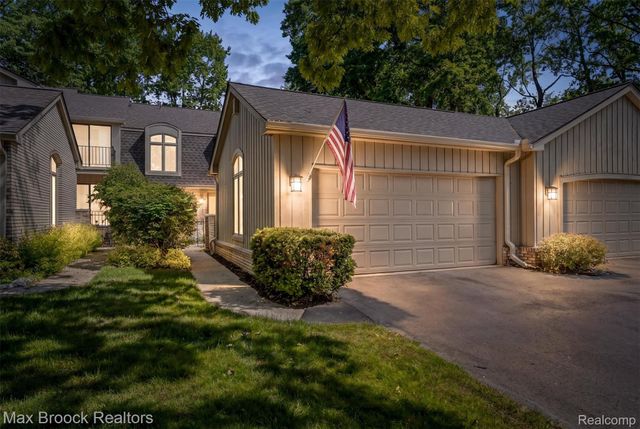 1135 Ivyglen Circle, Bloomfield Charter Township, MI 48304