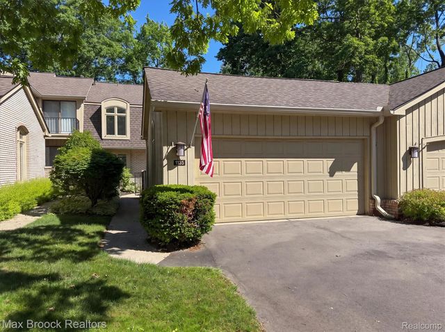 1135 Ivyglen Circle, Bloomfield Charter Township, MI 48304