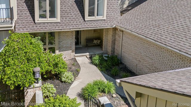 1135 Ivyglen Circle, Bloomfield Charter Township, MI 48304