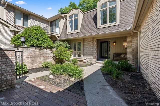1135 Ivyglen Circle, Bloomfield Charter Township, MI 48304